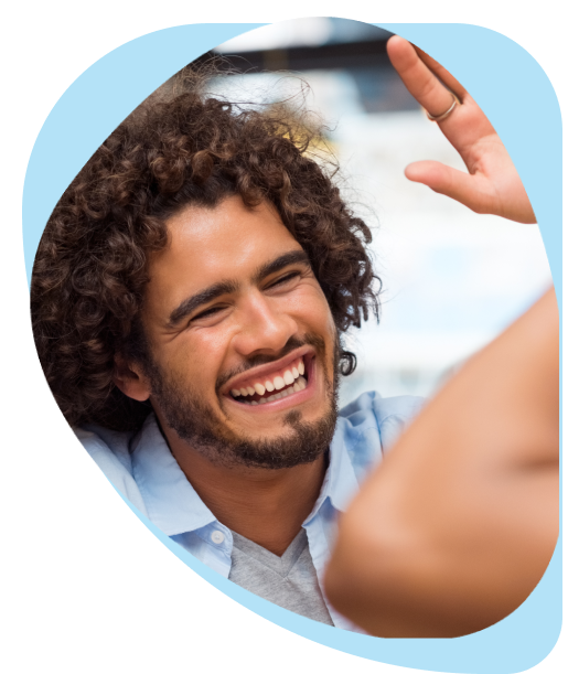 Joven sonriendo - Young man smiling